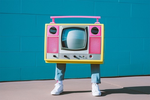 TV aux couleurs pop sur pieds humains