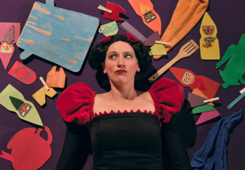 Blanche neige allongée entourée d'objet