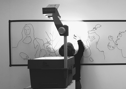 Enfant dessinant sur un mur