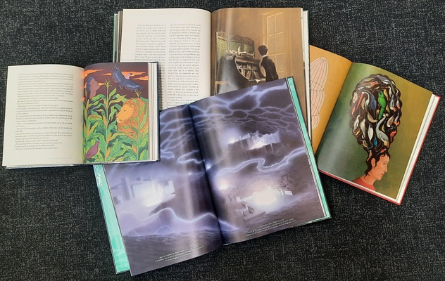 quatre livres ouverts avec du texte et des illustrations