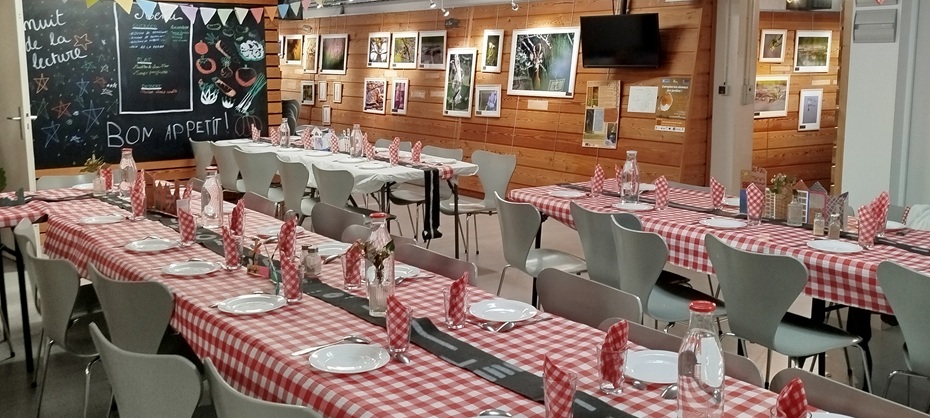 grande tablée avec une nappe des assiettes et des verres