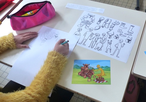 un enfant qui dessine