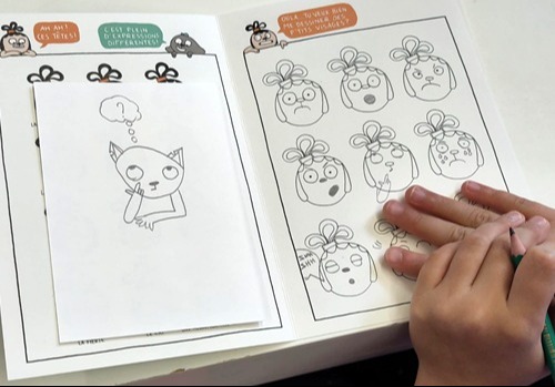 cahier de dessin avec une main d'enfant