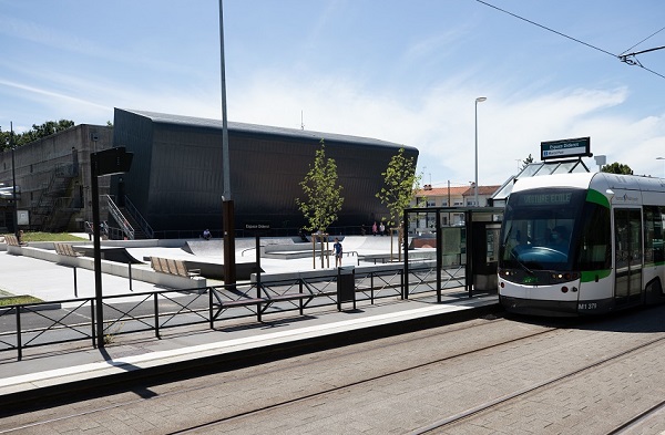 Vue extérieure de la Médiathèque Diderot depuis la ligne de tramway