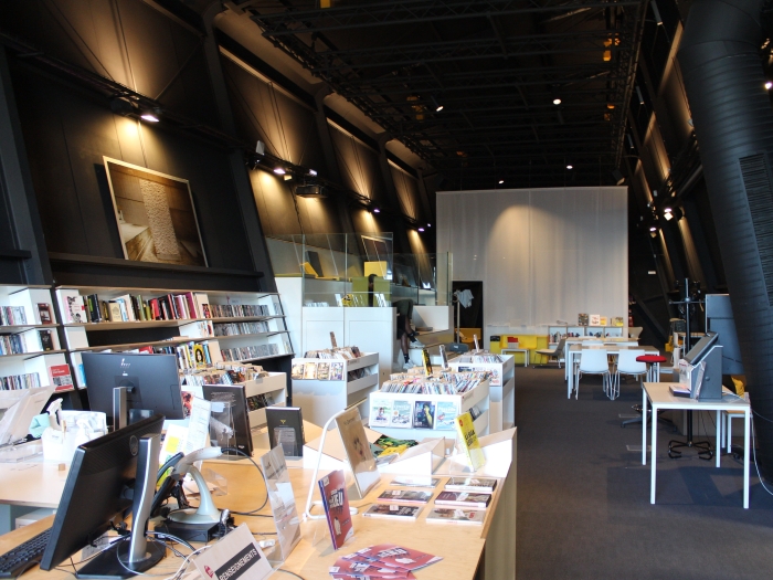 Vue de l'espace Galerie : Bureau au premier plan, Bac DVD et Gradin à l'arrière plan